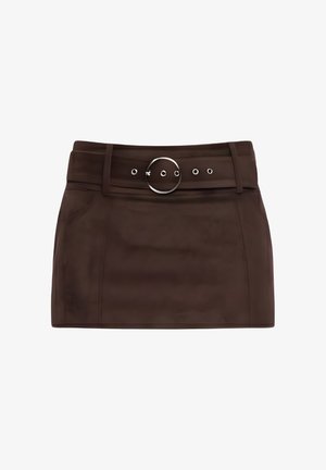 Brauner Minirock mit breitem Bund, ausgestattet mit einer runden silbernen Schnalle und Druckknopfverschlüssen. Glatte Textur mit seitlichen Nahtdetails.