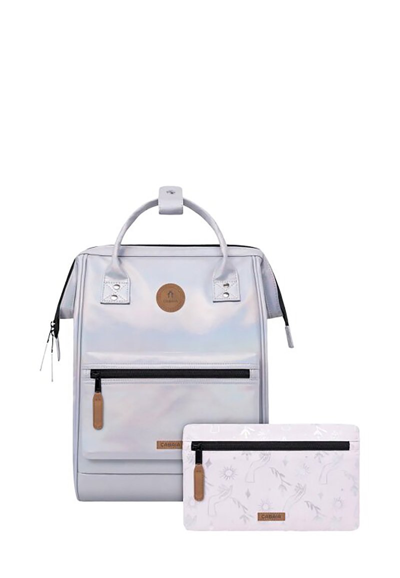 Silberne iridisierende Rucksack mit einem oberen Griff und einer Vorderzipptasche, kombiniert mit einer passenden gemusterten Tasche mit Handdesigns und einem Reißverschluss.