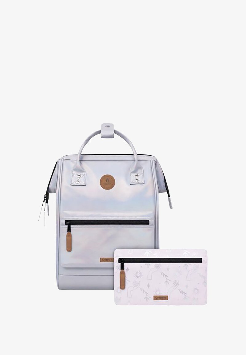 Silberne iridisierende Rucksack mit einem oberen Griff und einer Vorderzipptasche, kombiniert mit einer passenden gemusterten Tasche mit Handdesigns und einem Reißverschluss.