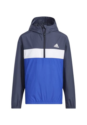 Chaqueta cortavientos de color azul marino y azul real con una franja blanca. Cuenta con capucha y cremallera de longitud cuartas. Textura suave.