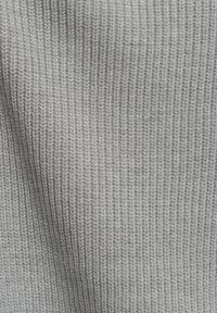 Helles graues, geripptes Gewebe mit einer strukturierten Oberfläche, das vertikale Linien und ein weiches, gestricktes Aussehen aufweist. Geeignet für Bekleidung oder Polsterung.