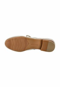 Vista inferiore di una scarpa beige con una tomaia a trama liscia, una suola in gomma marrone chiaro e un motivo rigato orizzontale per la presa.