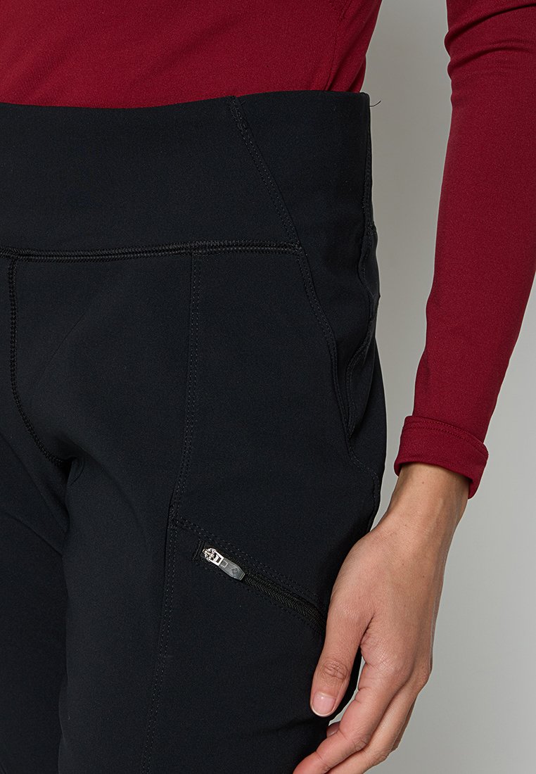 Czarne spodnie z wysokim stanem, z zamkniętą kieszenią z boku. Materiał wydaje się gładki z delikatnym połyskiem.