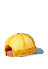 Cappello trucker a rete giallo con visiera grigia. Presenta una cinghia regolabile in plastica e dettagli cuciti sulla corona. Vista posteriore mostrata.