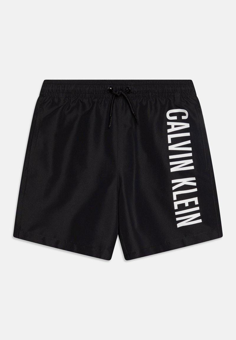 Bañador negro de tejido suave, con cintura elástica y cordón ajustable, y un logo vertical en blanco "CALVIN KLEIN" en el lateral.