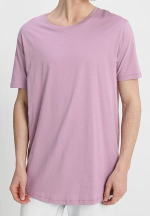 Koszulka z krótkim rękawem w jasnoróżowym kolorze, wykonana z gładkiego materiału, z okrągłym dekoltem i prostym wykończeniem, z lekko dłuższym tyłem.