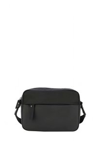 Černá obdélníková kabelka přes rameno s nastavitelným popruhem, přední kapsou na zip a jemně vyraženým názvem značky na hladkém materiálu.
