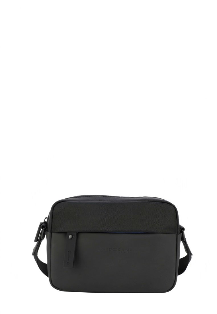 Sac bandoulière rectangulaire noir avec sangle réglable, poche avant zippée et nom de marque discrètement embossé sur un matériau lisse.