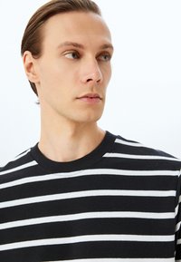 Koton STRIPED - Printtipaita - black