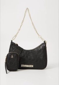 Čierna syntetická taška cez rameno s reliéfnym vzorom, zlatými kovaniami, reťazovým remienkom a malým odnímateľným puzdrom. Obsahuje logo „STEVE MADDEN“.