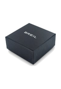 Schwarze Kartonbox mit glatter Oberfläche, auf der Oberseite mit dem in Weiß eingeprägten Wort "BREIL" versehen, quadratische Form.