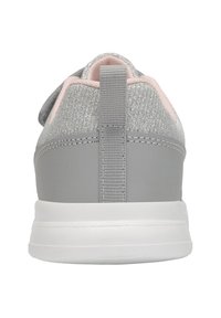 Grauer Sportschuh mit strukturiertem Obermaterial und Glitzerfinish, hellrosa Akzenten und einer weißen Sohle. Verfügt über eine Zuglasche an der Ferse.