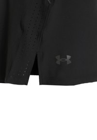 Pantalones cortos atléticos negros hechos de una tela ligera, con una pequeña abertura en el costado, perforaciones transpirables y un logo gris en el dobladillo.