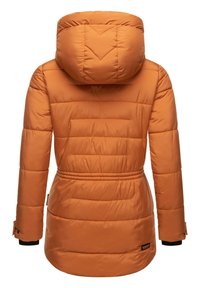 Oranžová vypchávkovaná bunda s kapucňou, s vertikálnymi švami, elastickým pásom a čiernymi rebrovanými manžetami. Obsahuje malú logo nášivku na spodnom leme.