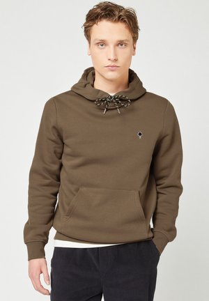 Bruine hoodie gemaakt van zachte stof, met een voorzak, een capuchon met trekkoord, en een klein boompje logo op de borst.