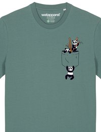 Hellgrünes Baumwoll-T-Shirt mit einem schwarz-weißen Panda-Motiv auf der Brusttasche, das mit Bambusstöcken und Blättern in das Design integriert ist.