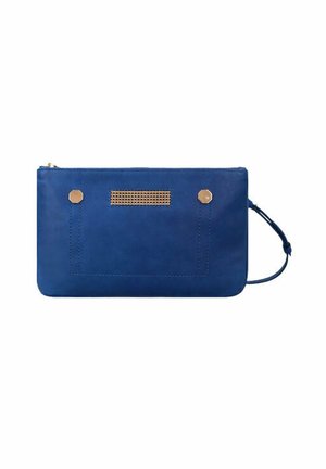 Pochette bleue rectangulaire avec poignée, fermeture éclair dorée et deux clous hexagonaux dorés sur le devant, avec une petite plaque dorée perforée.