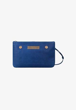 Pochette bleue rectangulaire avec poignée, fermeture éclair dorée et deux clous hexagonaux dorés sur le devant, avec une petite plaque dorée perforée.