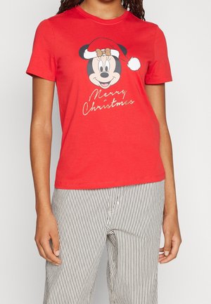 Rood T-shirt met korte mouwen met een glimlachende cartoon muis die een kerstmanmuts draagt en de tekst "Vrolijk Kerstfeest", gecombineerd met zwart-wit gestreepte broeken.
