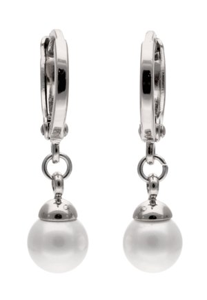 Ezüst karika fülbevalók, mindegyiken egyetlen fehér gyöngy lóg egy kis, karikához kapcsolt gyűrűről, a karikás patent alatt.