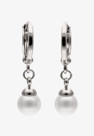 Sølv øreringe med ringe, hvor hver har en enkelt hvid perle, der hænger fra en lille kædeled under clipsen på ringen.