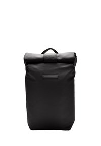 Sac à dos noir à rabat fait de tissu durable, doté d'une poignée supérieure, d'une texture lisse et d'un design minimaliste avec un petit accent en métal.