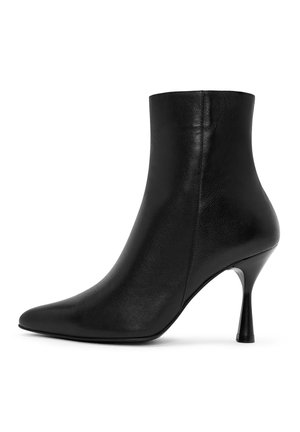 Stivale in pelle nera alla caviglia con punta affusolata, alto tacco a spillo e texture liscia. Presenta un design elegante e aderente.
