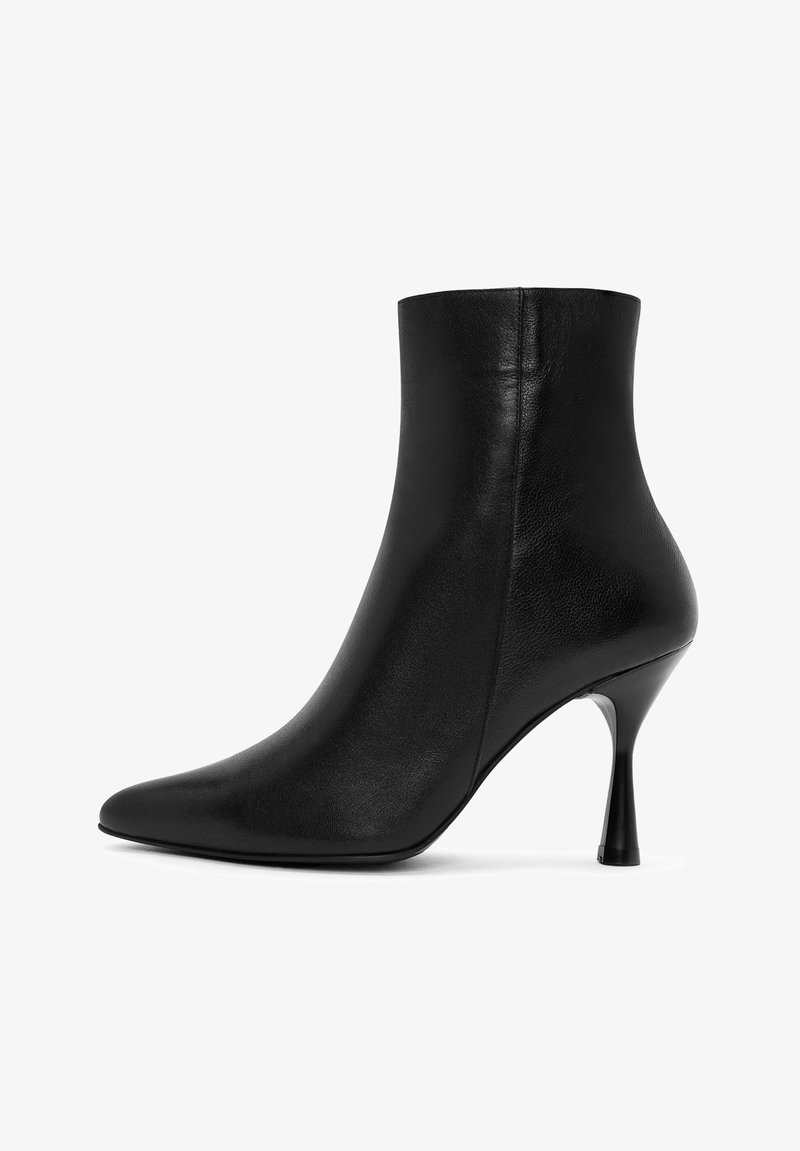 Zwarte leren enkellaars met een spitse neus, hoge stilettohak en een gladde textuur. Heeft een slank, nauwsluitend ontwerp.