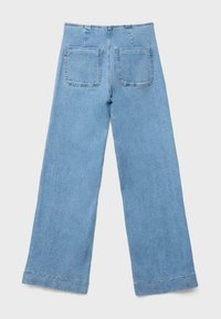 Jean denim bleu clair à jambes larges avec deux grandes poches carrées à l'arrière et une taille haute.