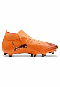 Orange syntetisk fodboldstøvle med en tekstureret overdel, sort Puma-logo og formede studs til trækkraft. Har et sok-lignende krave-design.