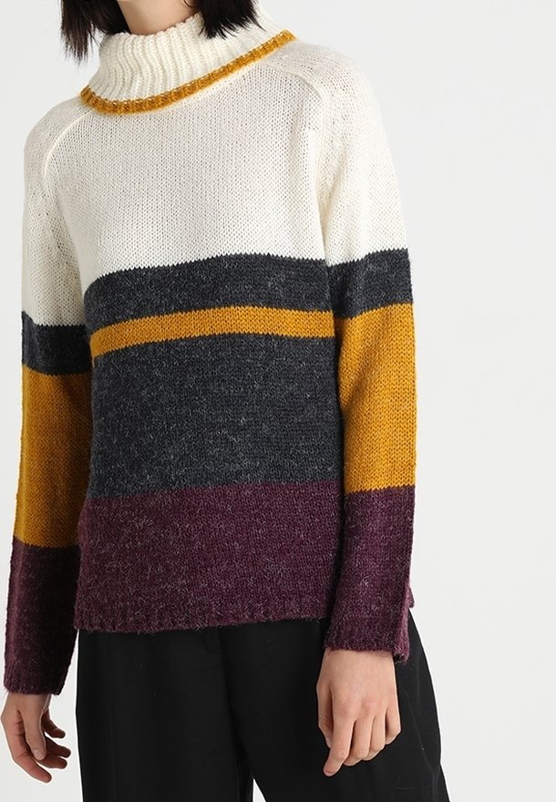 Gestrickter Pullover mit hohem Kragen, versehen mit horizontalen Streifen in Creme, Gelb, Grau und Burgunderrot; strukturiert, lockere Passform.