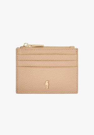 Beżowy, teksturowany skórzany portfel na karty z trzema kieszeniami na karty, zamykaną na zamek górną przegrodą i małym złotym emblematem ptaka na przodzie.