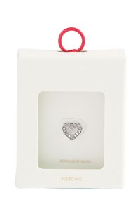 Przekłucie w kształcie serca ze stali nierdzewnej, ozdobione przezroczystymi cyrkoniami, zaprezentowane w białym pudełku z czerwoną zawieszką.