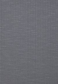 Tekstil kankaan tummansininen, jossa on pystysuora uritettu pinta ja hienovaraisia sävyeroja, jotka luovat rakenteellista ilmettä.