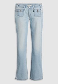 Jean en denim bleu clair avec jambes évasées, fermeture par bouton et zip, et deux poches à rabat avec boutons à l'avant.