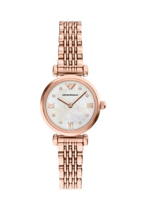 Emporio Armani Armbanduhr in Roségold mit Perlmuttzifferblatt, römischen Ziffern, Kristall-Stundenmarkierungen und Gliederarmband aus Metall.
