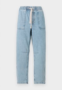 Svetlo modri denim hlače z elastičnim pasom in vrvico. Imajo dva sprednja žepa in vidne šive. Naravnan kroj nogavic.