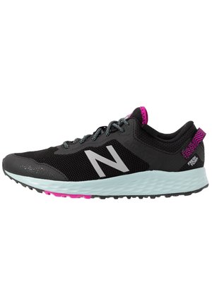 Schwarzer und pinker Sportschuh mit weißer Sohle, Mesh-Obermaterial, Schnürverschluss und "N"-Logo an der Seite, für das Laufen mit Fresh Foam Dämpfung entworfen.