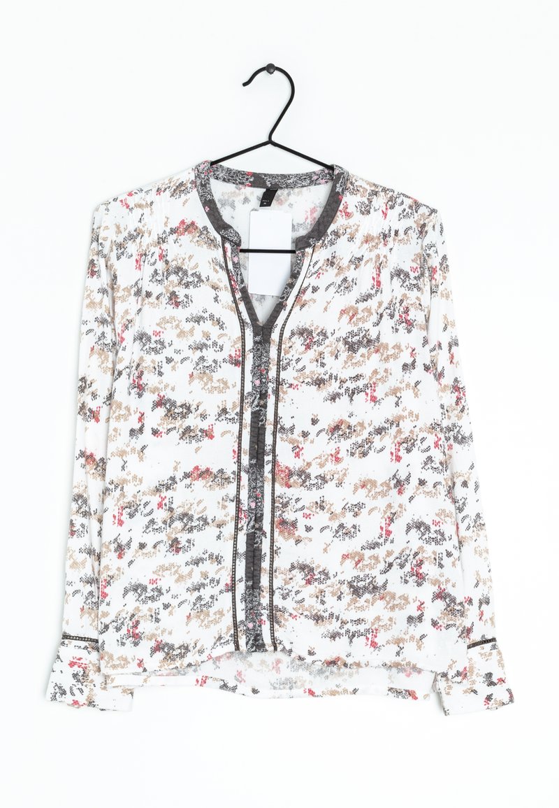 Blouse blanche avec motif floral rose, marron et noir. Présente un devant à boutons, un col rond et des manches longues. Tissu texturé.