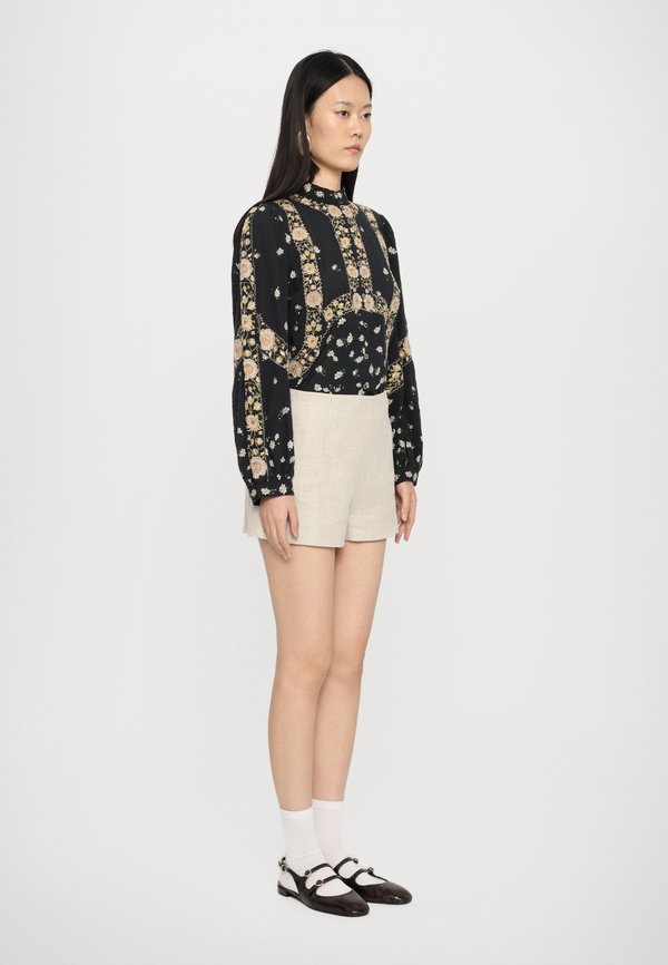 LILA  - Shorts - oatmeal2