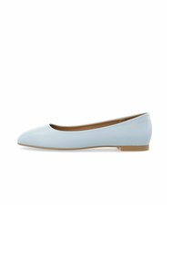 Zapatilla de ballet azul claro con un acabado mate suave, punta redonda y suela baja beige. Diseño minimalista con un branding sutil.