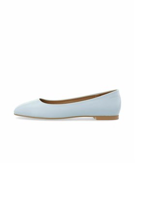 Zapatilla de ballet azul claro con un acabado mate suave, punta redonda y suela baja beige. Diseño minimalista con un branding sutil.