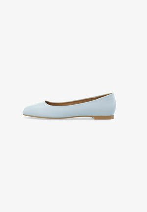 Ballerine plate couleur bleu clair avec une finition lisse et mate, bout rond et semelle beige basse. Design minimaliste avec un branding subtil.