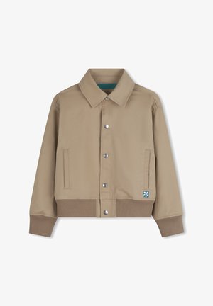 Beige jakke lavet af glat stof med krave, trykknapslukning foran, to sidelommer og ribstrikkede ærmegab. Har en blå logoaccent.