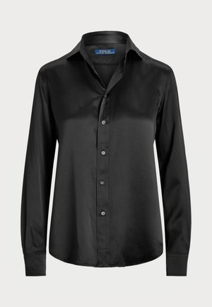 Chemise noire à manches longues en tissu lisse, avec un devant à boutons, un col pointu et une coupe ajustée avec un ourlet arrondi.