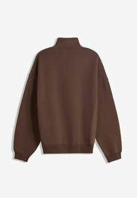 Bruine sweatshirt met hoge hals, een relaxte pasvorm, verlaagde schouders en ribgebreide manchetten en zoom. Zachte textuur, minimalistisch ontwerp, zonder patronen of accenten.