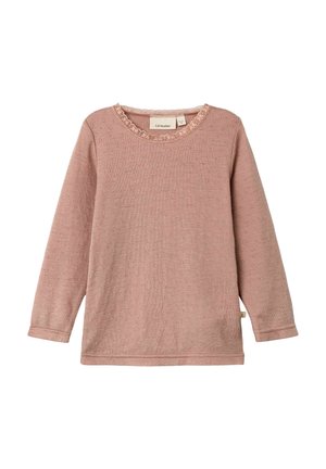 Haut à manches longues rose en tissu texturé, avec un col rond orné de dentelle et des motifs subtils tout au long.
