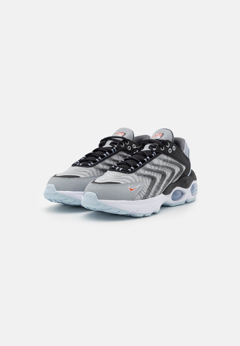 wolf grey white black tn