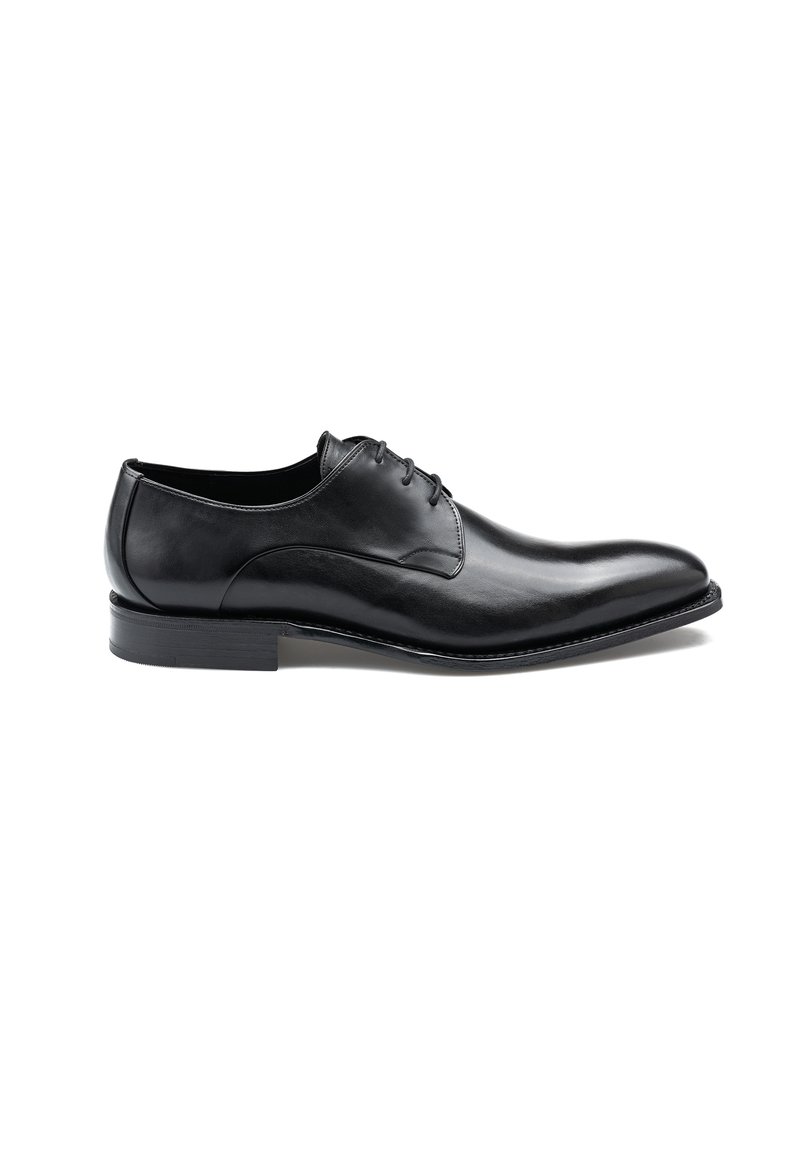 Chaussure habillée en cuir noir avec une finition lisse, un bout arrondi, des lacets à l'avant et un petit talon empilé.