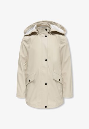 Giacca impermeabile beige con cappuccio, dotata di bottoni a pressione neri e due tasche anteriori. Texture liscia e design a taglio dritto.